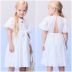 Vestido Infantil Momi Branco Laise Liso Amarração Cintura Abertura Triangular Costas Strass Central