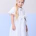 Vestido Infantil Momi Branco Laise Liso Amarração Cintura Abertura Triangular Costas Strass Central