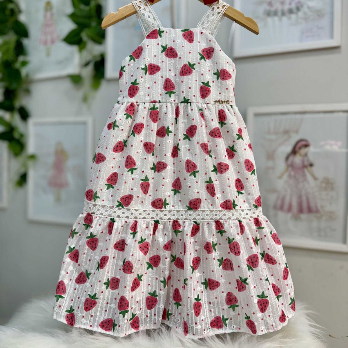 Vestido Infantil Momi Off White Alça Fina Em Laise Estampa Morango Babados