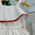 Vestido Infantil Momi Off White Sianinha Vermelha Ombros Flutuantes Estampa Floral Babado