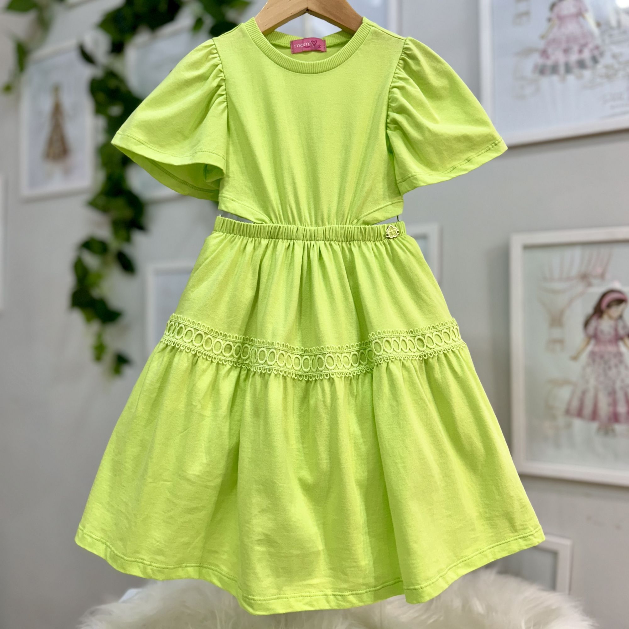 Vestido Infantil Momi Verde Aberturas Laterais Aplic.Renda Manga Borboleta