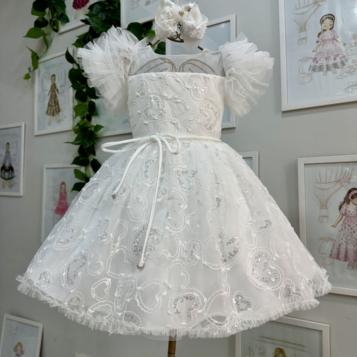 Vestido Infantil Petit Cherrie Off White Tule Corações Paetê Prata Babados nos Ombros 