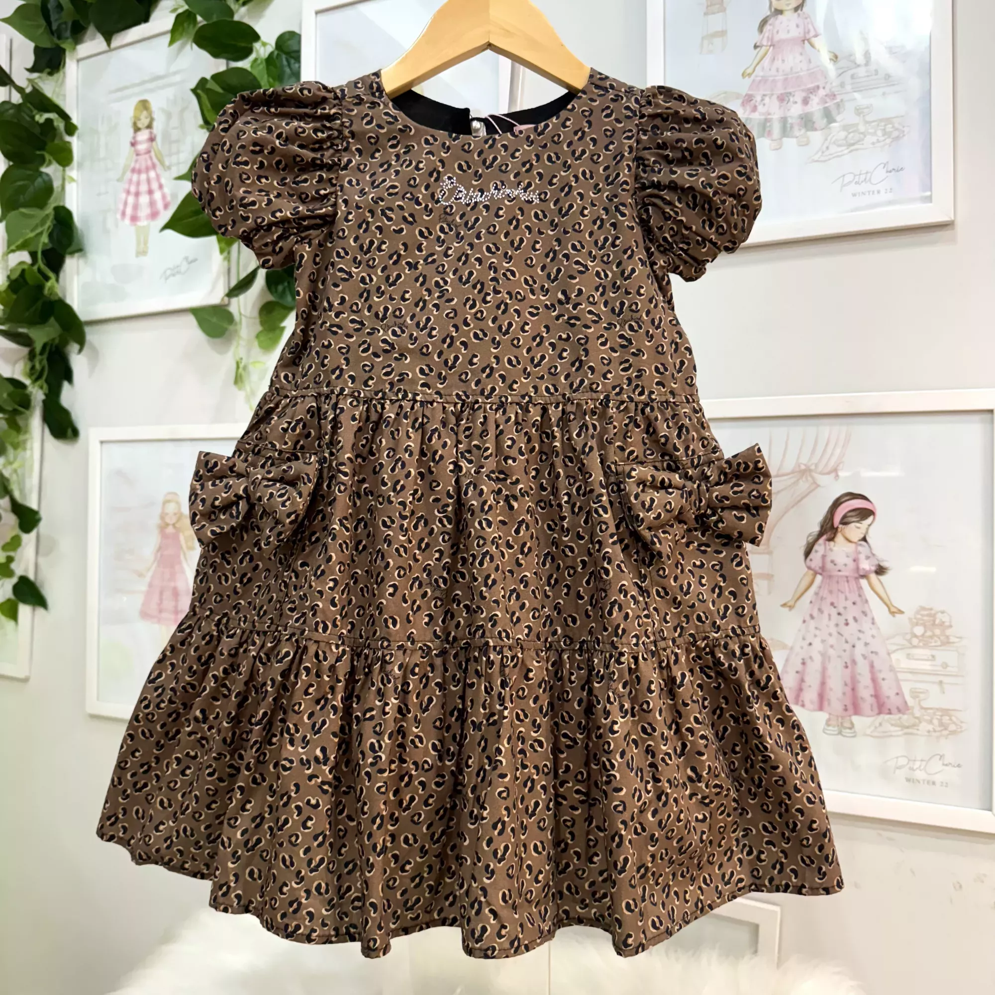 Vestido Infantil Pituchinhus Dourado Egípcio Preto Oncinha Manga Bufante Bolsos Laterais Laço Strass