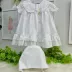 Vestido Infantil Roana Branco Gola Laise Bordado Mini Pérolas Broche Strass e Touca