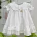 Vestido Infantil Roana Branco Gola Laise Bordado Mini Pérolas Broche Strass e Touca