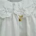 Vestido Infantil Roana Branco Gola Laise Bordado Mini Pérolas Broche Strass e Touca