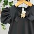 Vestido Infantil Yoyo Preto Liso Aplic.Laço e Urso Broche Removível Manga Bufante Babados