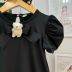 Vestido Infantil Yoyo Preto Liso Aplic.Laço e Urso Broche Removível Manga Bufante Babados