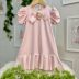 Vestido Infantil Yoyo Rosa Claro Liso Aplic.Laço Broche Removível Urso Manga Bufante Babados