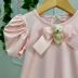 Vestido Infantil Yoyo Rosa Claro Liso Aplic.Laço Broche Removível Urso Manga Bufante Babados