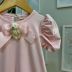 Vestido Infantil Yoyo Rosa Claro Liso Aplic.Laço Broche Removível Urso Manga Bufante Babados